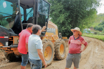 Notícia - Orleans intensifica manutenção de estradas no interior