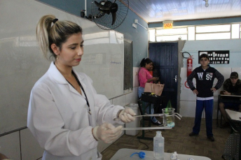 Notícia - Projeto Quimicando leva química a escolas sem laboratórios