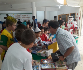 Notícia - Içara: Dia do Livro Infantil com estimulo à leitura na escola Quintino Rizzieri