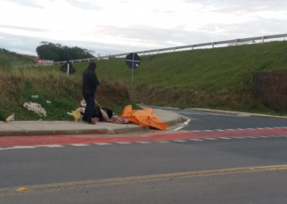 Notícia - Morador de rua faz da Via Rápida o seu lar (VÍDEO)