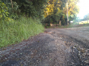 Notícia - Buracos, lama e muito transtorno no caminho do Morro da Cruz (VÍDEO)