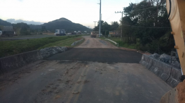 Notícia - Via marginal aberta na BR-101 em Sangão