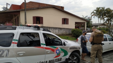 Notícia - Carros plotados em frente do local de votação da Mina União