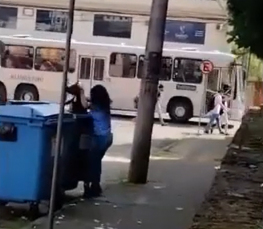 Notícia - Em plena luz do dia, mulher é flagrada jogando cachorro no lixo (VÍDEO) 