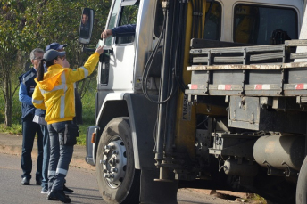 Notícia - Blitz flagra falta de notas em transporte de mercadorias