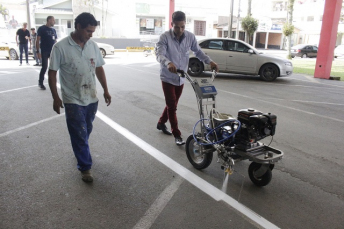 Notícia - Equipamento reforça pintura de sinalização em Forquilhinha