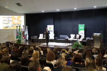 Notícia - Educadores e lideranças em palestra com secretário na Unesc