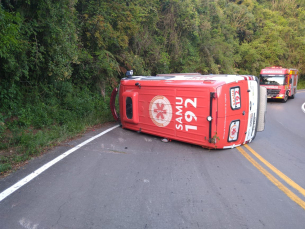 Notícia - Ambulância do SAMU tomba na Serra do Panelão