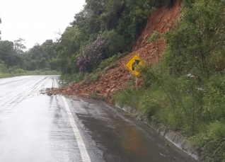 Notícia - Deslizamento de terra na SC-445 em Siderópolis