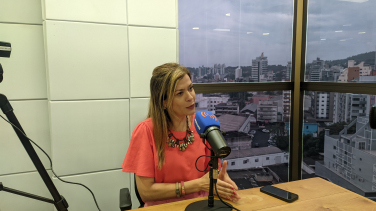 Notícia - Em véspera de ano eleitoral, Claudia Bressan fala sobre eleições no Ninguém morre de Tédio