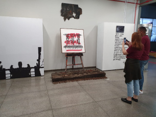 Notícia - Exposição Sobras do Tempo resgata a história do carvão e da cerâmica em Criciúma