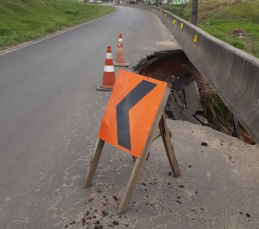 Notícia - Buraco no caminho de Jaguaruna para a BR-101