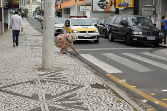 Notícia - Para indecisos, o santinho na rua