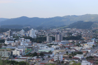 Notícia - Monitorados com suspeita de Covid-19 transitam pelas ruas de São Ludgero