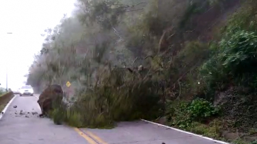 Notícia - Queda de barreira interrompe trânsito na Serra (VÍDEO)