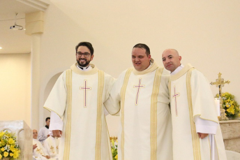 Notícia - Seminaristas são ordenados diáconos no Santuário em Içara