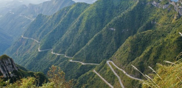 Notícia - Pedra se desprende e atinge carro na Serra do Rio do Rastro