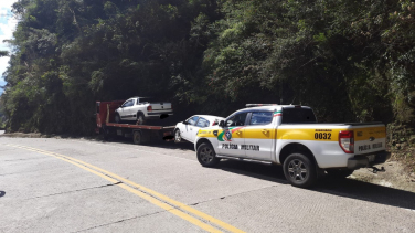 Notícia - Veículo estoura pneu e bate em paredão na Serra do Rio do Rastro