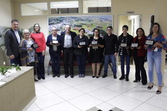 Notícia - Servidores aposentados são homenageados em Forquilhinha