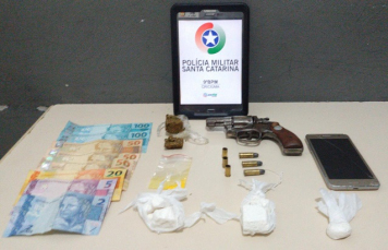 Notícia - Um preso com drogas e arma em Criciúma