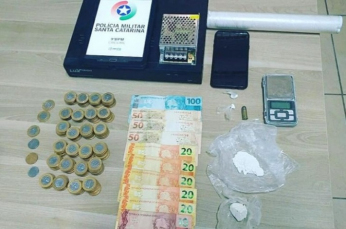 Notícia - PM apreende jovens vendendo drogas