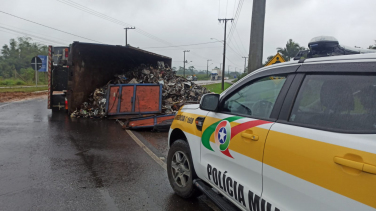 Notícia - Caminhão tomba na rodovia Jorge Lacerda em Criciúma