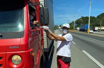 Notícia - Caminhoneiros ganham almoço na PRF em Itapema