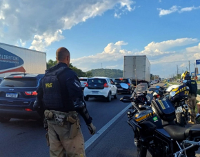 Notícia - Centenas de veículos são flagrados transitando pelo acostamento em SC