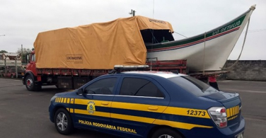 Notícia - Barco com pescadores é apanhado 