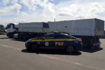 Notícia - Em Araranguá, PRF flagra excesso de peso em caminhões