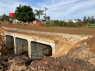 Notícia - Içara: Passagem de veículos é liberada na obra da ponte da Lino Zanolli