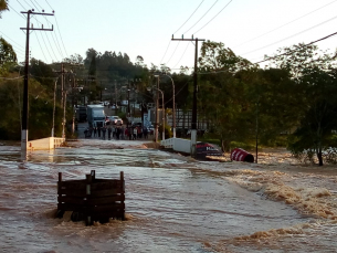 Notícia - Ponte interditada, Jaguaruna sem acesso principal