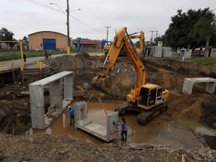 Notícia - Ponte em construção na Rodovia Lino Zanolli recebe aduelas