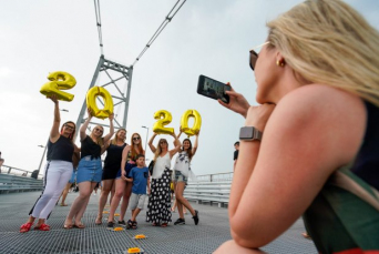 Notícia - 2020 começa com selfies, histórias e emoção sobre a Ponte Hercílio Luz