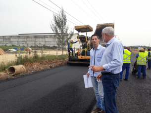 Notícia - Segunda rua da Área Industrial II recebe pavimentação