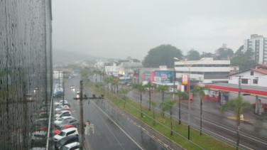 Notícia - Pancadão da tarde e virada do tempo na região