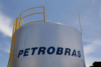 Notícia - Petrobras aumenta em 2,5% preço da gasolina nas refinarias