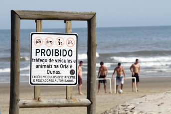 Notícia - Motoristas insistem em circular com veículos na faixa de areia