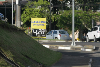 Notícia - Em queda, gasolina chega a R$ 4,16