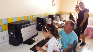 Notícia - Arroio do Silva: Prefeitura investe em novos computadores para escolas