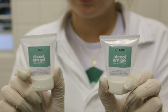 Notícia - Alunos da Satc produzem álcool gel para combater coronavírus