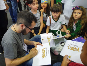 Notícia - Professor de Içara lança livro na Bienal do Rio de Janeiro