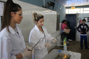 Notícia - Projeto oferece aulas práticas de Química a escolas públicas