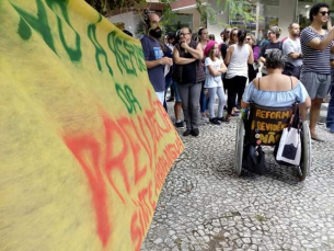 Notícia - Trabalhadores protestam contra a reforma da Previdência