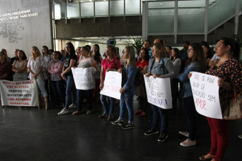 Notícia - Pais protestam. Prefeito desiste de decreto