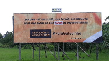 Notícia - Já na rua, outdoor pede saída de Dal Farra