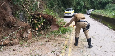 Notícia - Serra do Rio do Rastro é parcialmente liberada após queda de barreira