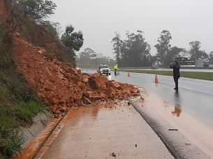 Notícia - Queda de barreira deixa trânsito na Via Rápida em meia pista