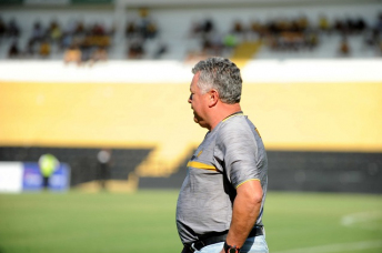 Notícia - Em nota, Os Tigres pede demissão de Roberto Cavalo