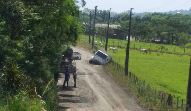 Notícia - Caminhão da prefeitura é engolido por buraco em estrada de Criciúma